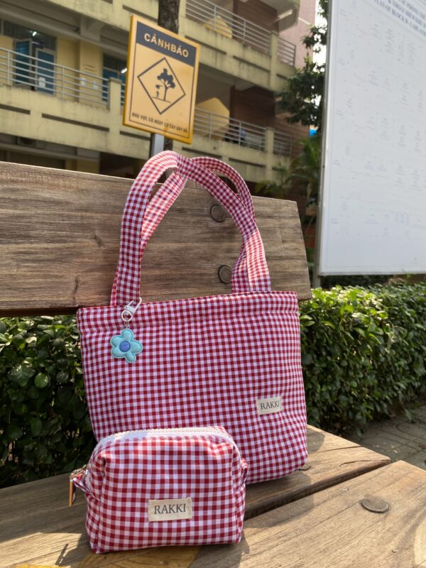 túi tote caro đỏ và mini pouch